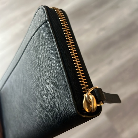 Kate Spade Elegant Black Zip Wallet - Picture 5 of 12